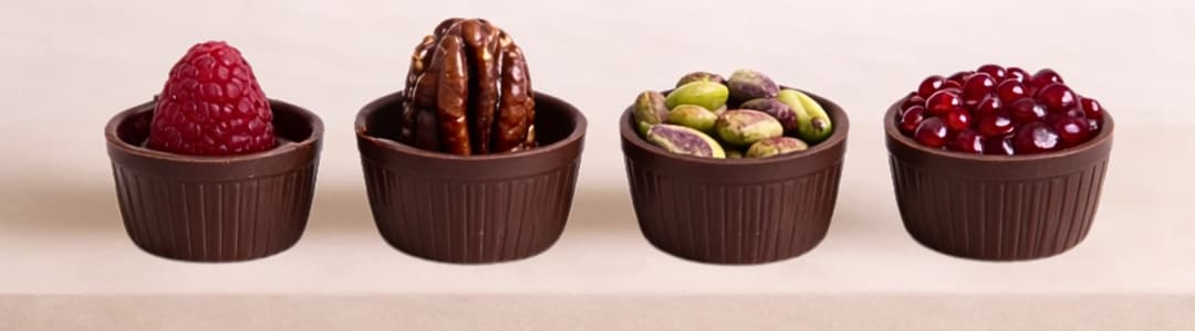 أربعة أكواب شوكولاتة بالتوت والبيكان والفستق والرمان